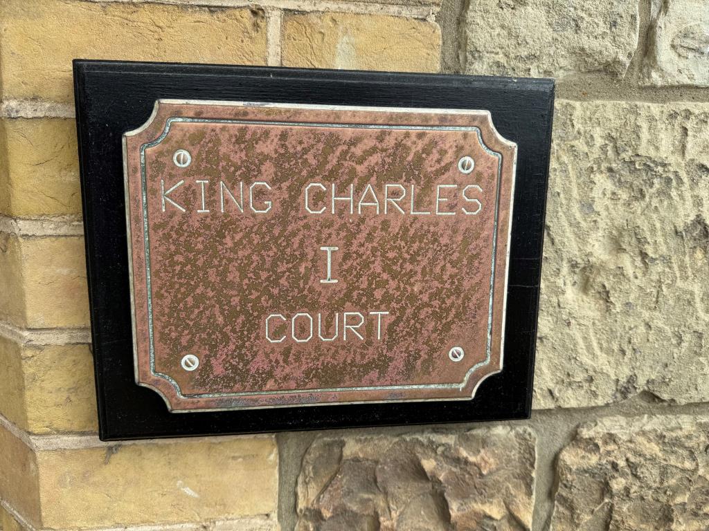 Lot: 118 - TOWN CENTRE FLAT FOR IMPROVEMENT WITH PARKING - Front door plate to the building